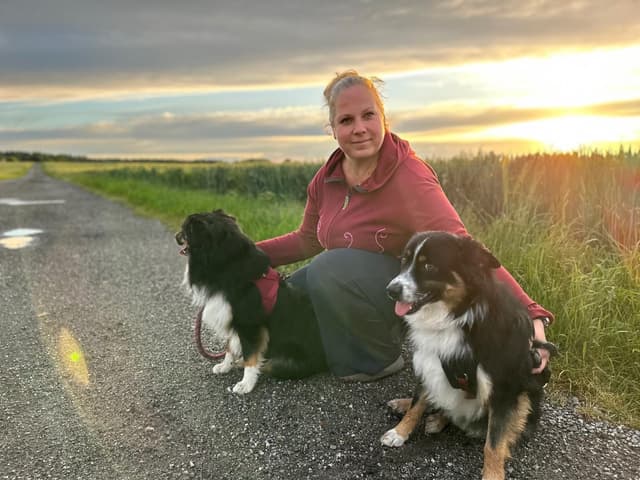Anne mit den beiden Hunden beim Abendspaziergang