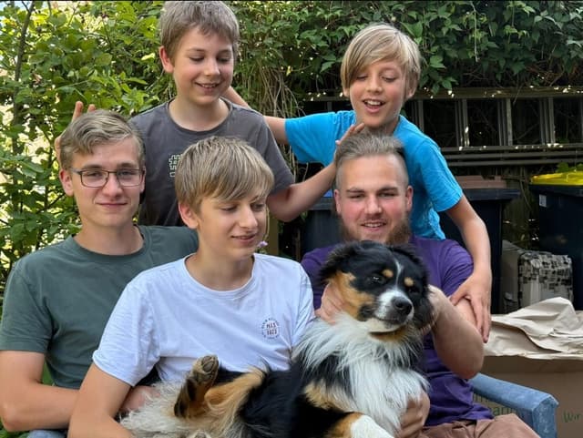 Die fünf Söhne mit Hund im Garten