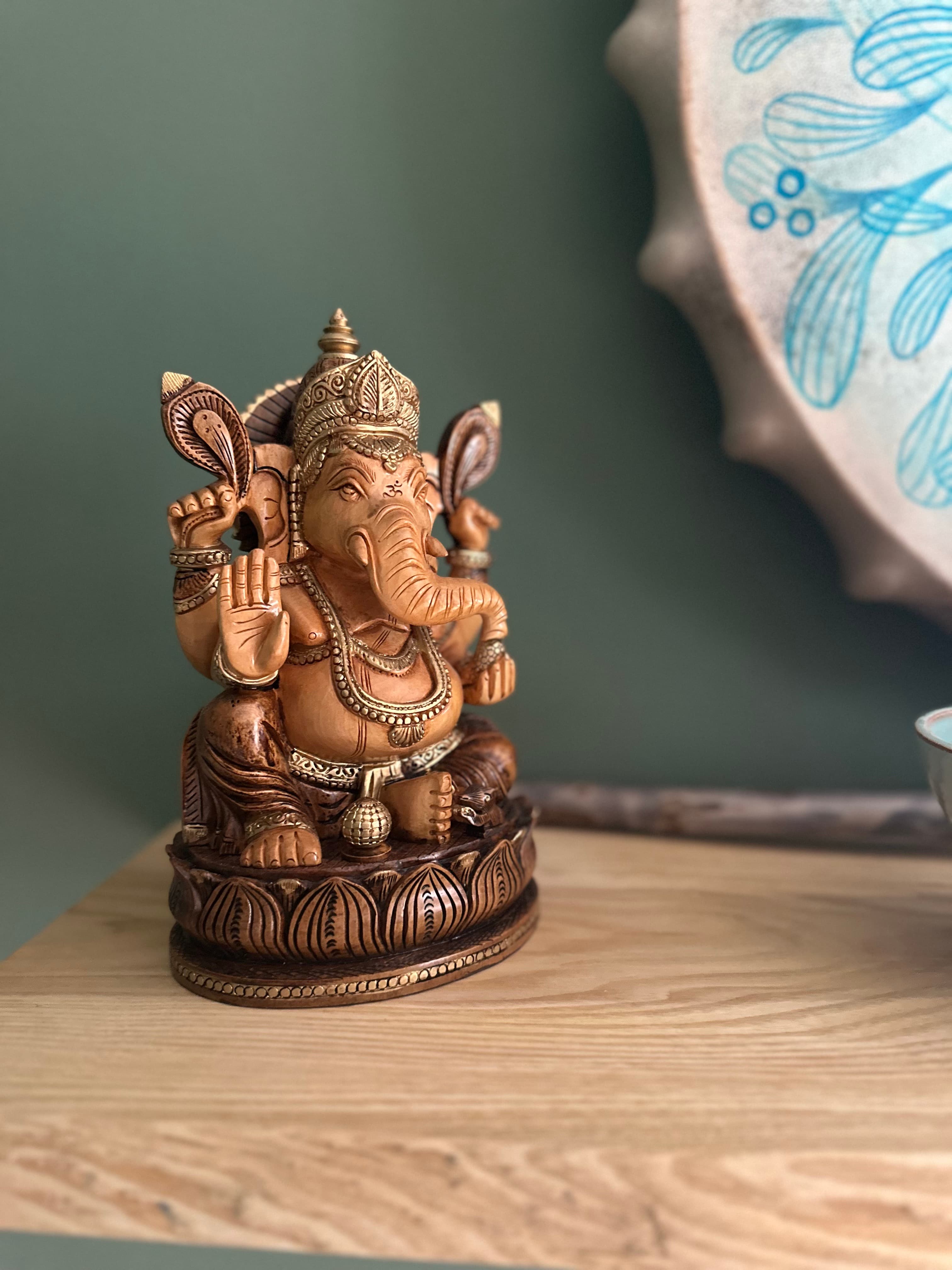 Ganesha-Figur auf der Fensterbank in unserem Yoga-Raum
