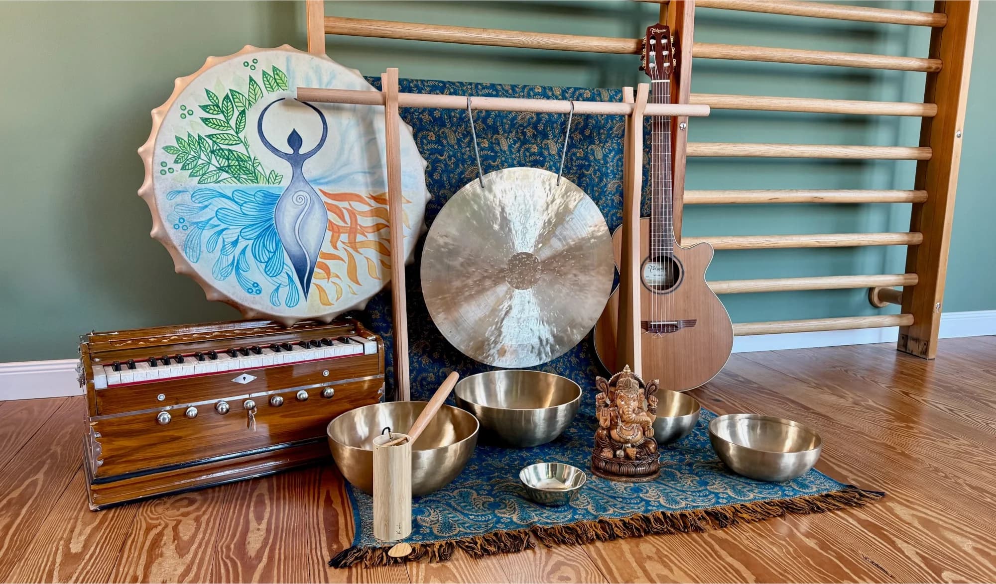 Klangschalen, Gong, Harmonium und Instrumente in unserem Yoga-Raum