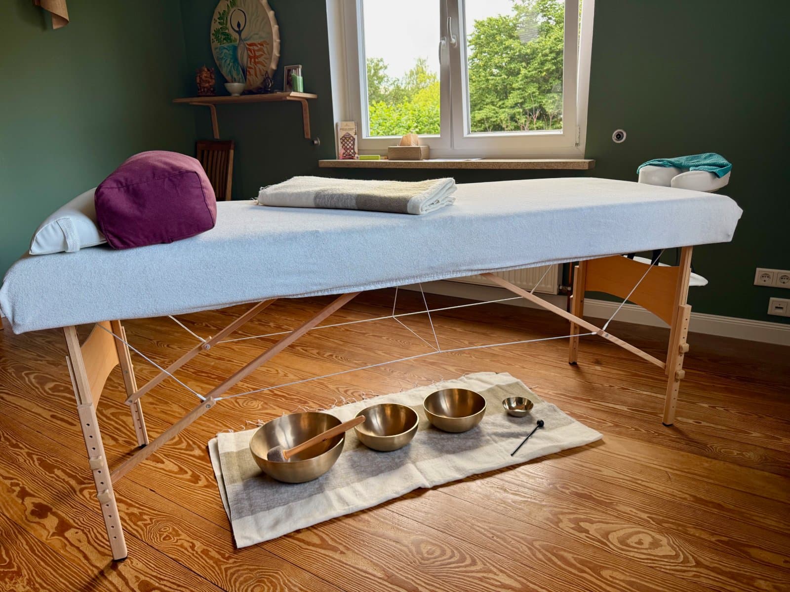 Massageliege mit Klangschalen für die Klangschalenmassage