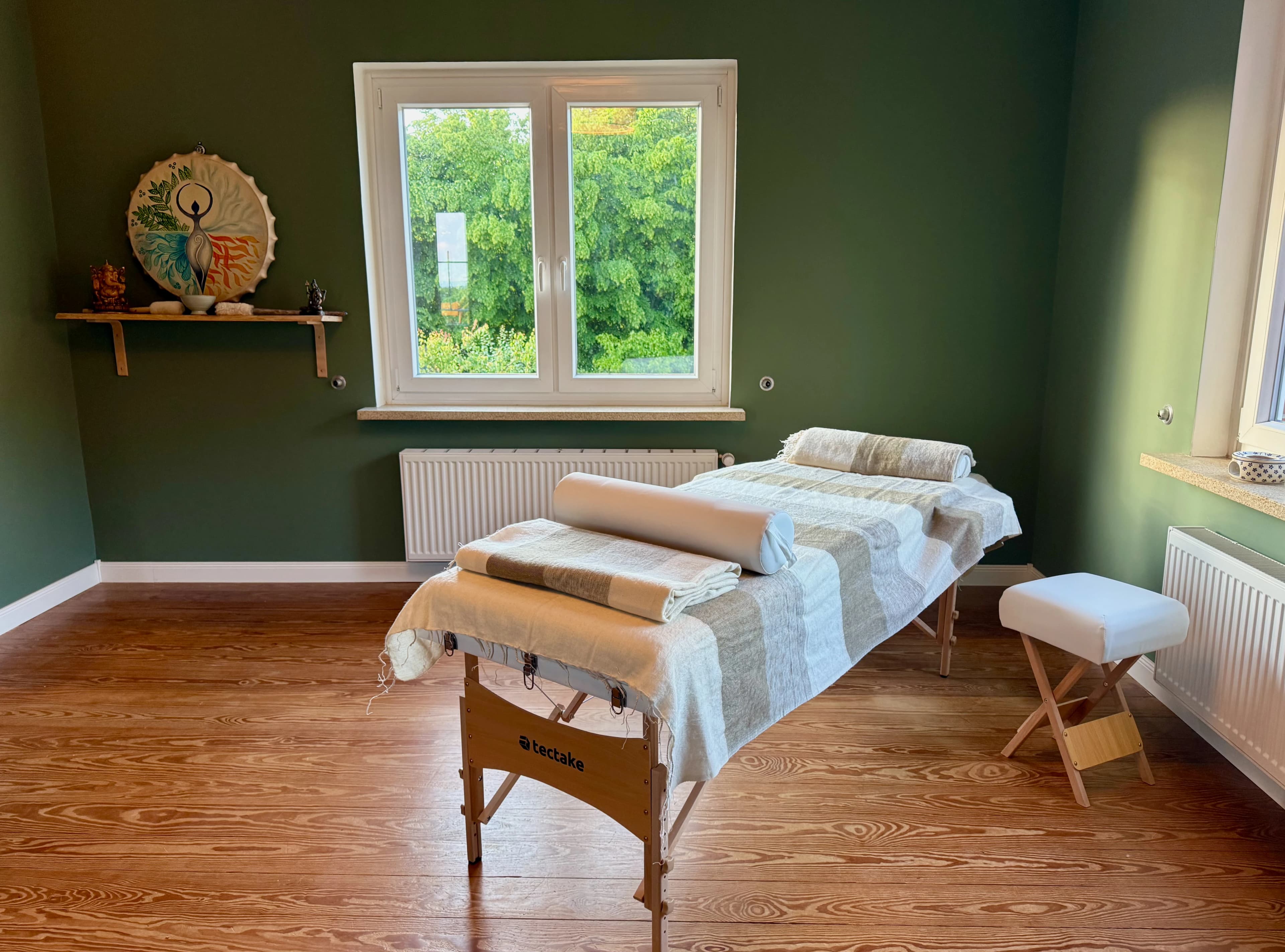 Reiki- und Massageliege mit Blick ins Grüne