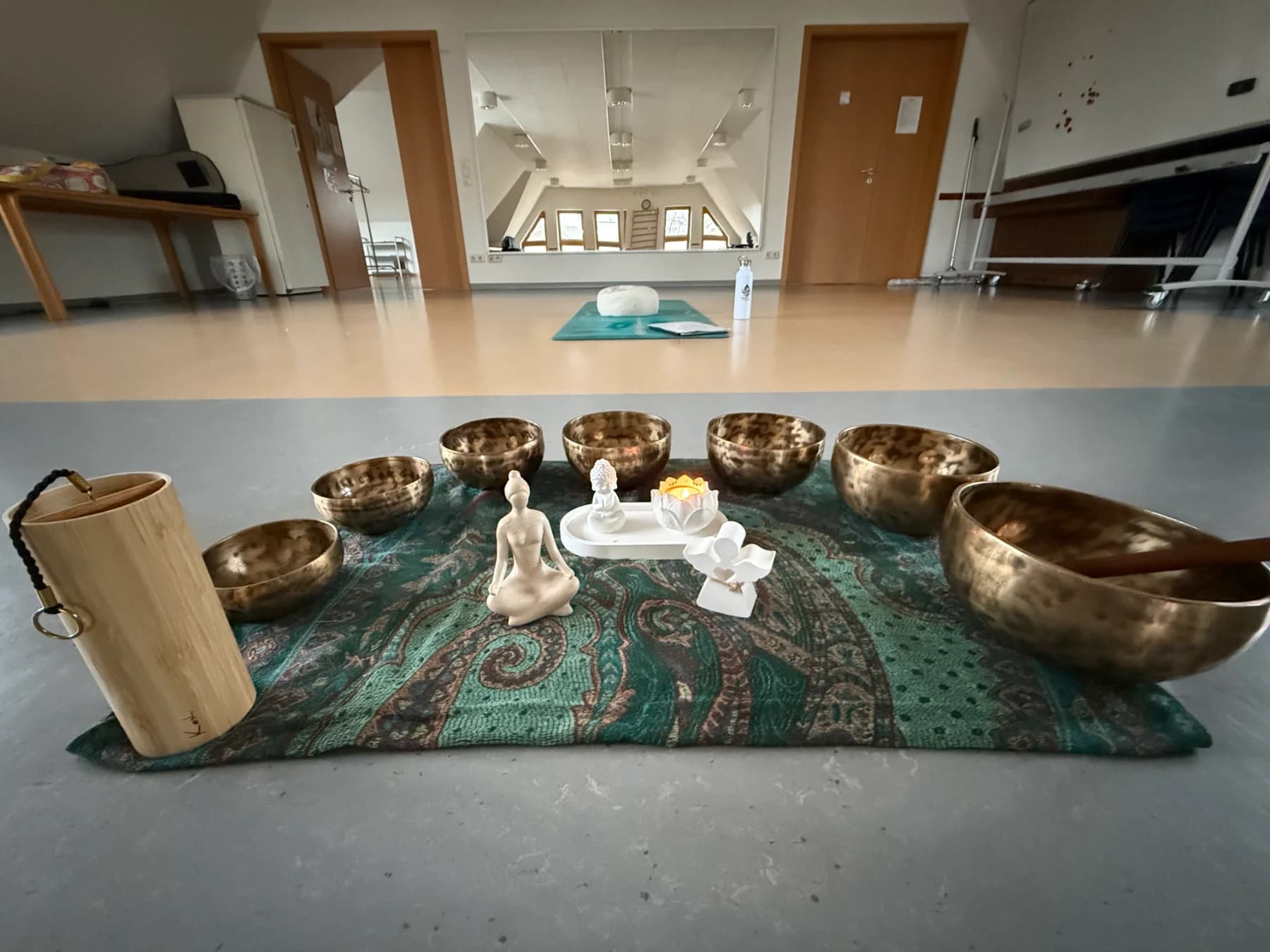 Klangschalen-Altar mit Buddha, Lotuslicht und Tuch