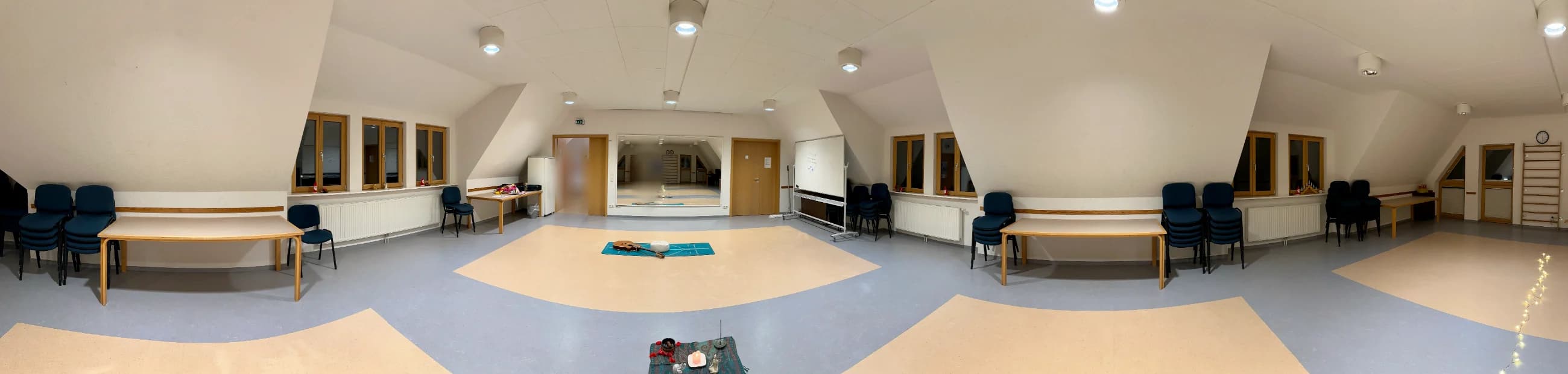 Panorama des großen Saals im Kulturzentrum Witzeeze mit Klangschalen in der Raummitte
