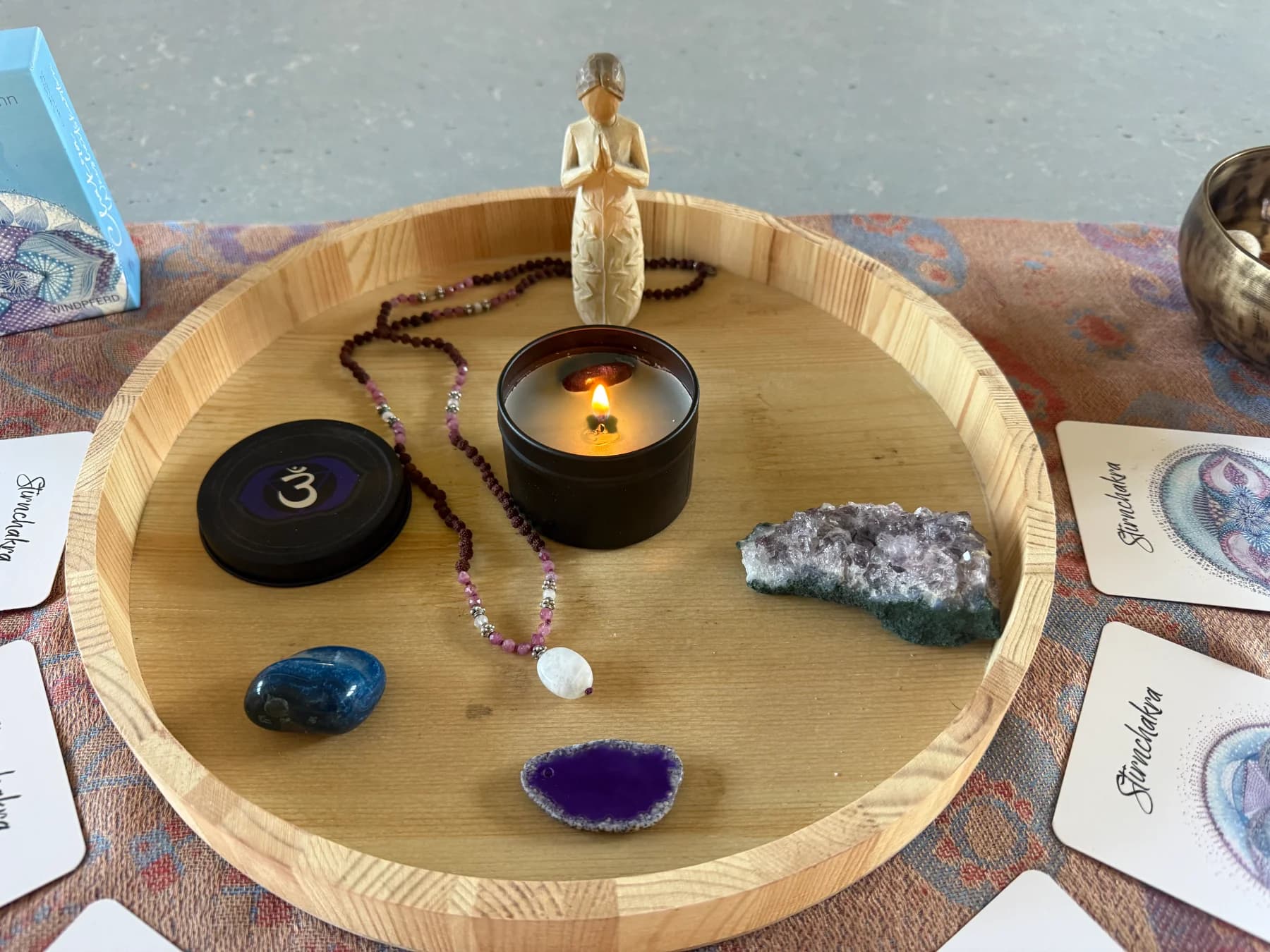 Holztablett zum Stirnchakra mit Kerze, Mala, Amethyst und Edelsteinen