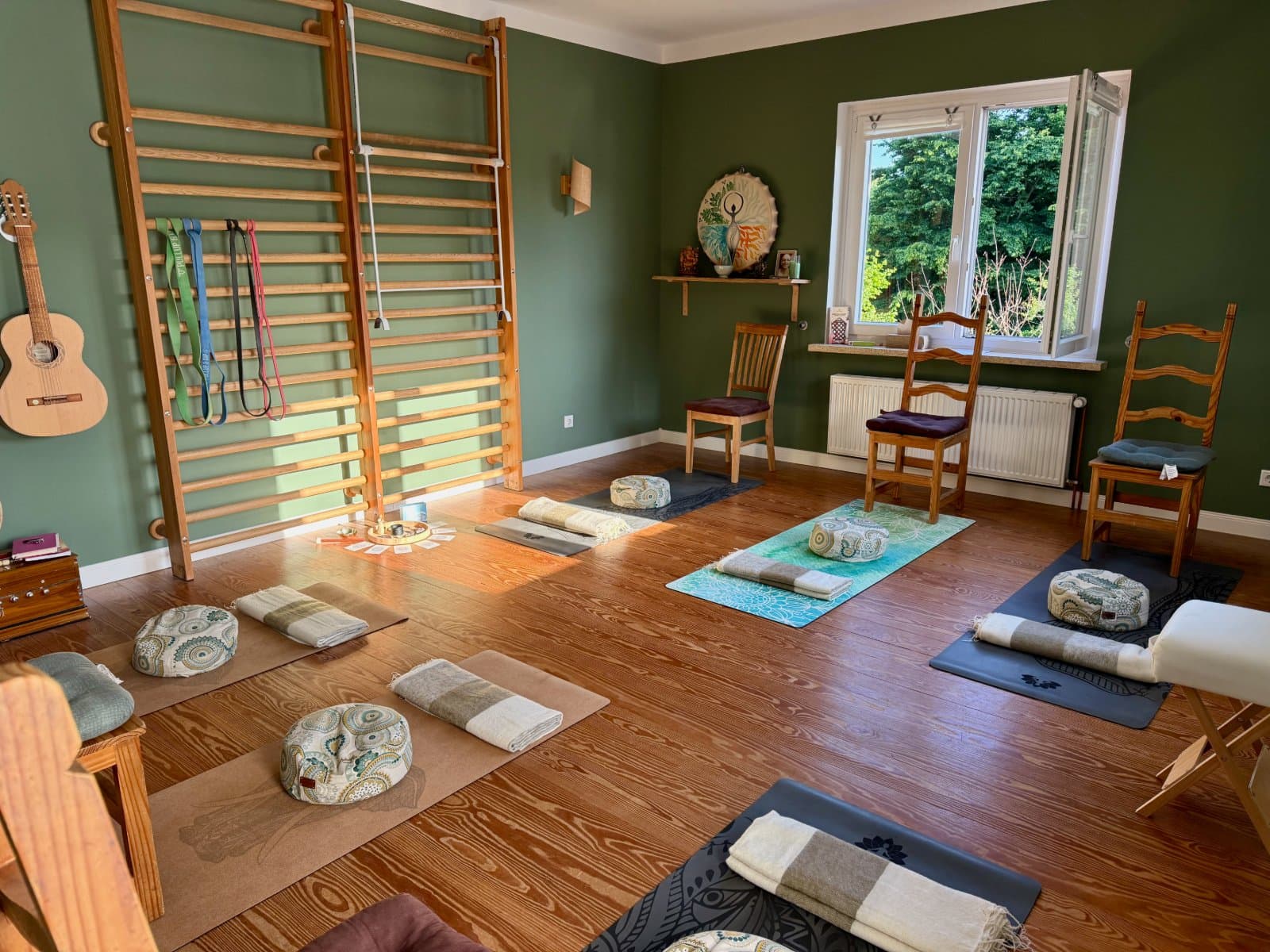 Unser Yoga-Raum mit Matten, Meditationskissen und Sprossenwand