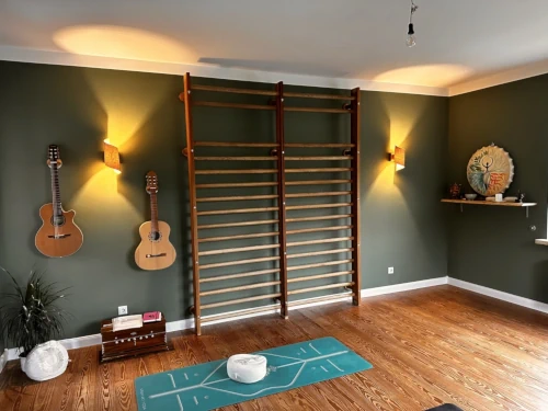 der Yogaraum von Vinayaki-Yoga und Coaching mit Instrumenten und verschiedenen Yoga-Utensilien